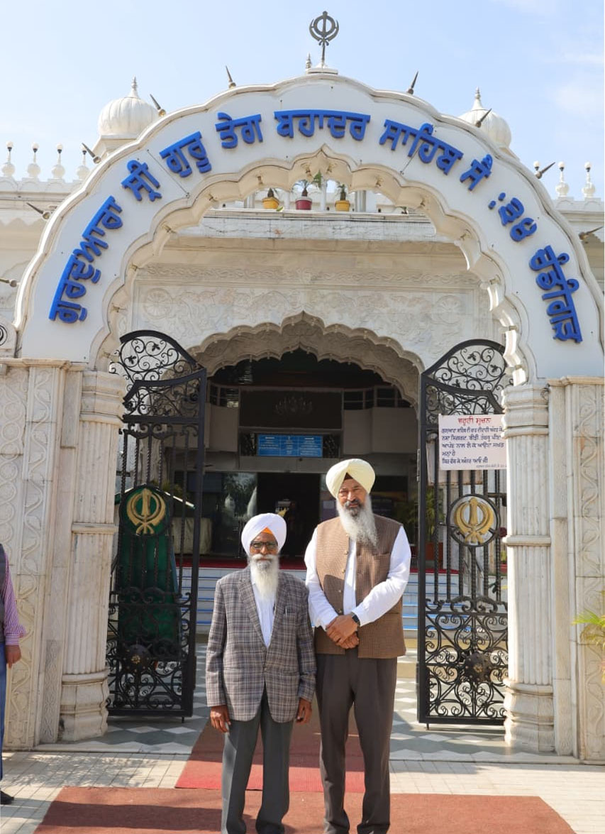 Dr Col Rajidner Singh and right side is Sardar Tejwant Singh Bhai Ghanaiya Ji offering water to the wounded soldiers in battlefield without any discrimination.